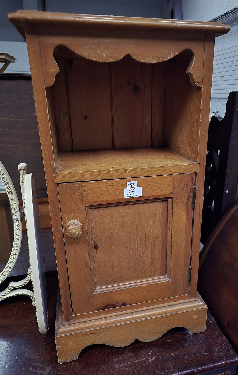 Lot 90: 1 X SMALL PINE BEDSIDE CABINET