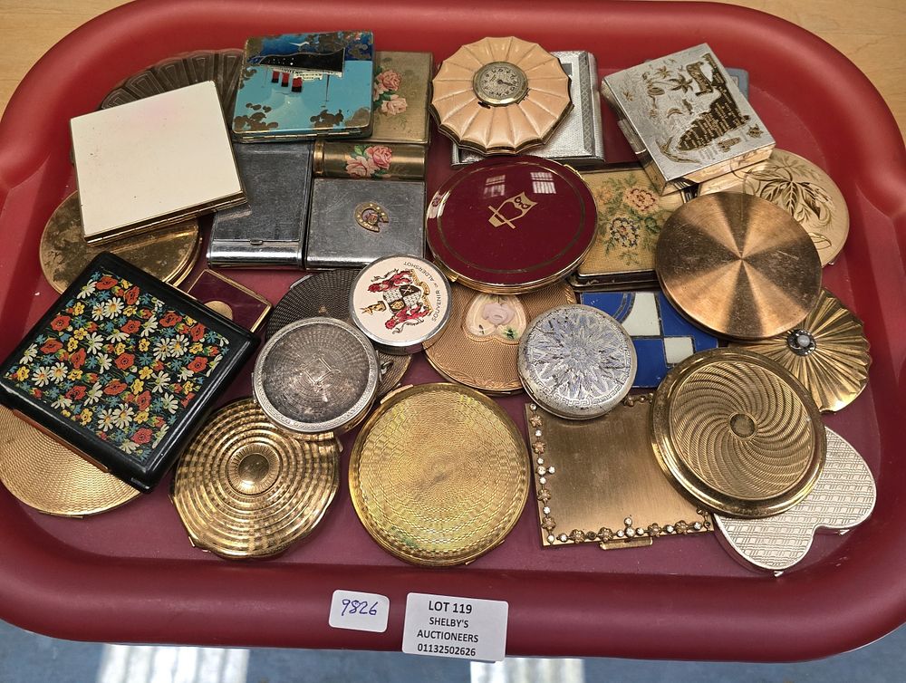 Lot 119: 1 X TRAY CONTAINING VARIOUS VINTAGE COMPACTS ETC