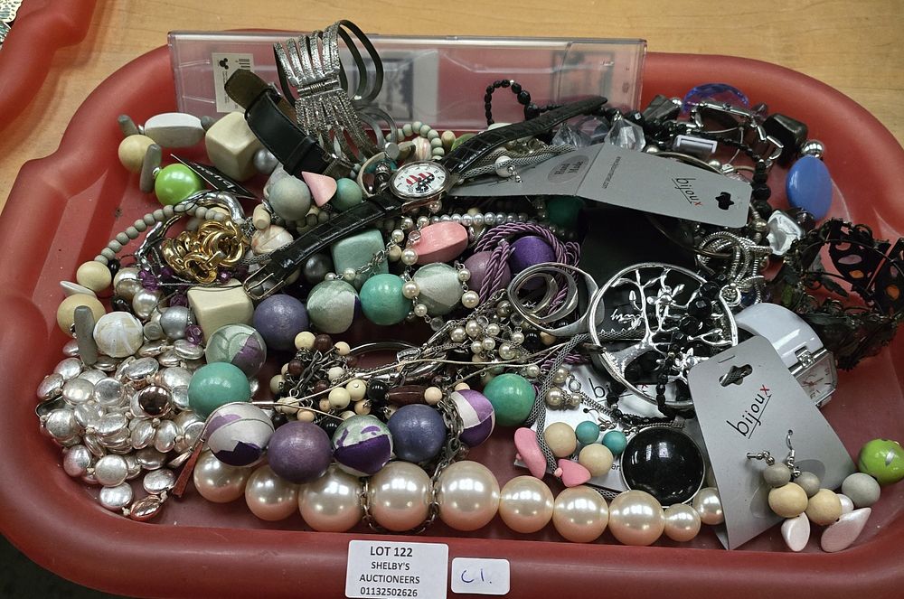 Lot 122: 1 X TRAY CONTAINING COSTUME JEWELLERY WARE ITEMS...