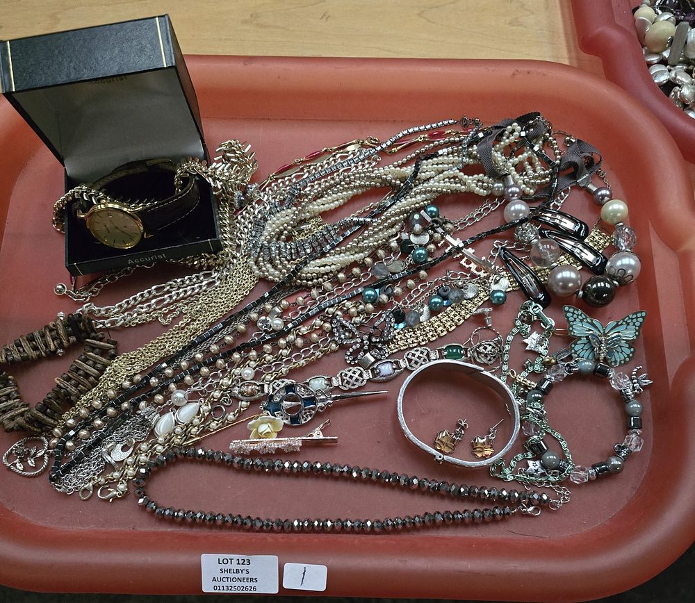 Lot 123: 1 X TRAY CONTAING COSTUME JEWELLERY WARE WITH...