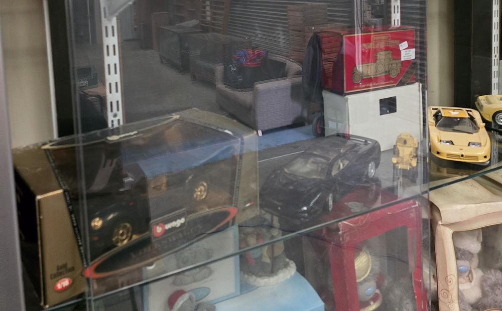 Lot 133: 2 X BURAGO VEHICLE MODELS WITH MAISTO MODEL...