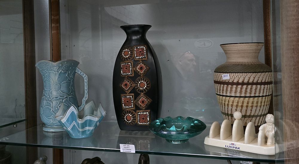 Lot 165: SELECTION OF VARIOUS MAKER POTTERY WARE INCLUDING LURPAK...