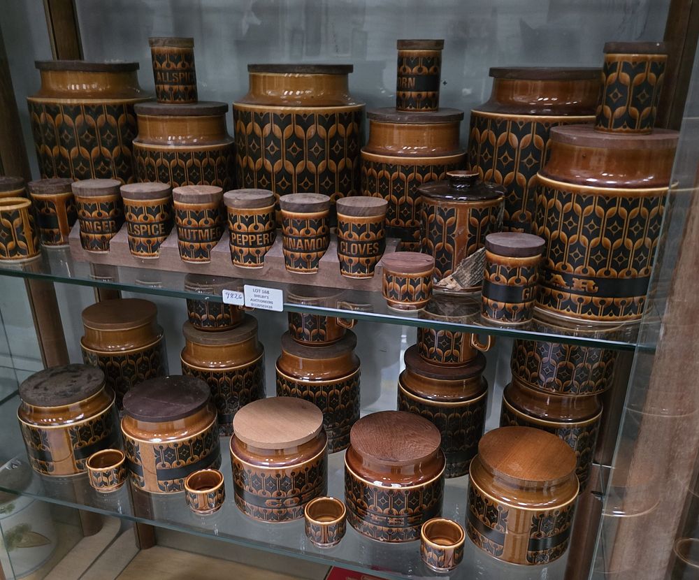 Lot 168: 33X VARIOUS PIECES OF HORNSEA POTTERY WARE ITEMS