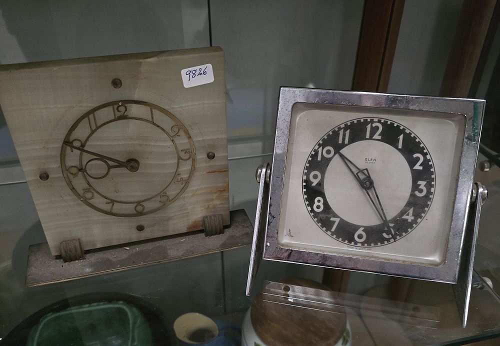 Lot 172: 1 X VINTAGE GLEN CLOCK WITH ALABASTER CLOCK