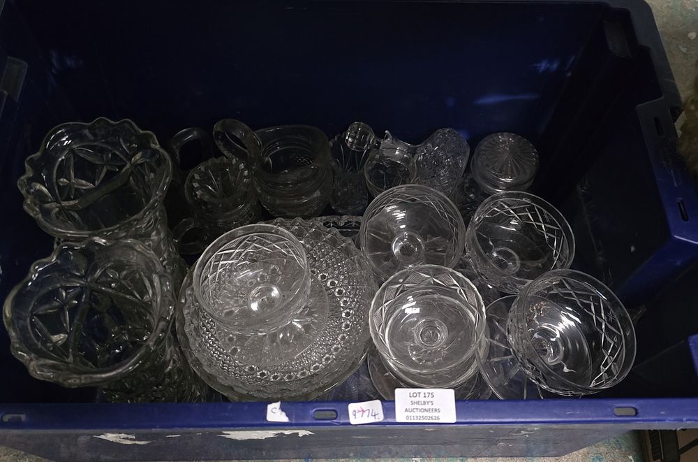 Lot 175: 1 X BOX CONTAINING GLASS WARE ITEMS VASES...