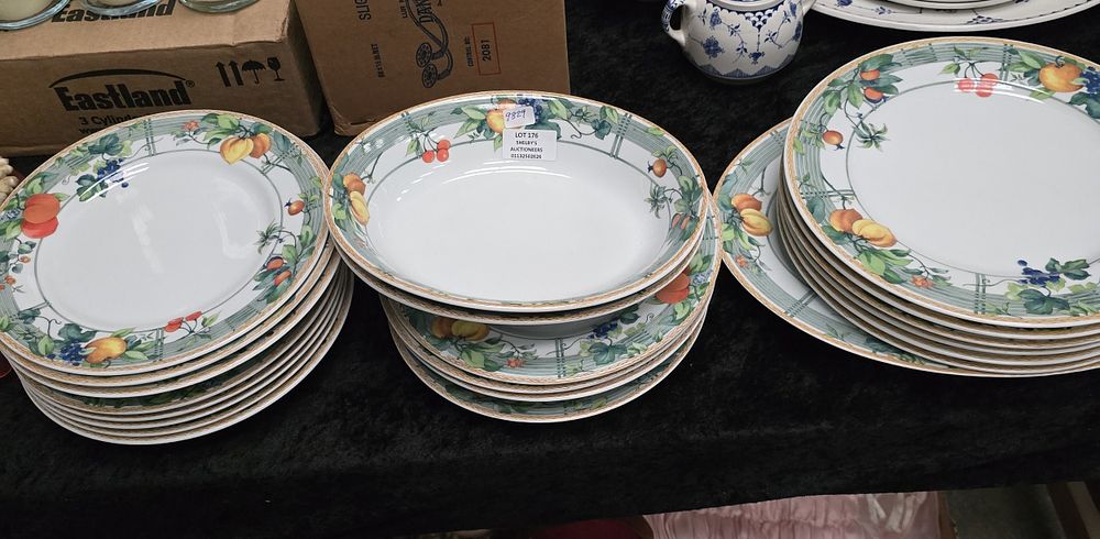 Lot 176: SELECTION OF WEDGEWOOD EDEN POTTERY ITEMS PART DINNER...