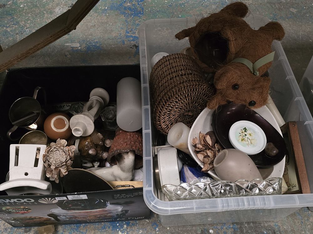 Lot 179: 2 X BOXES CONTAINING POTTERY WARE ITEMS CAT...