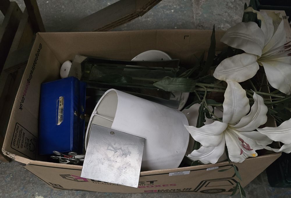 Lot 183: 1 X BOX CONTAINING VASES LAMPS FAKE FLOWERS...