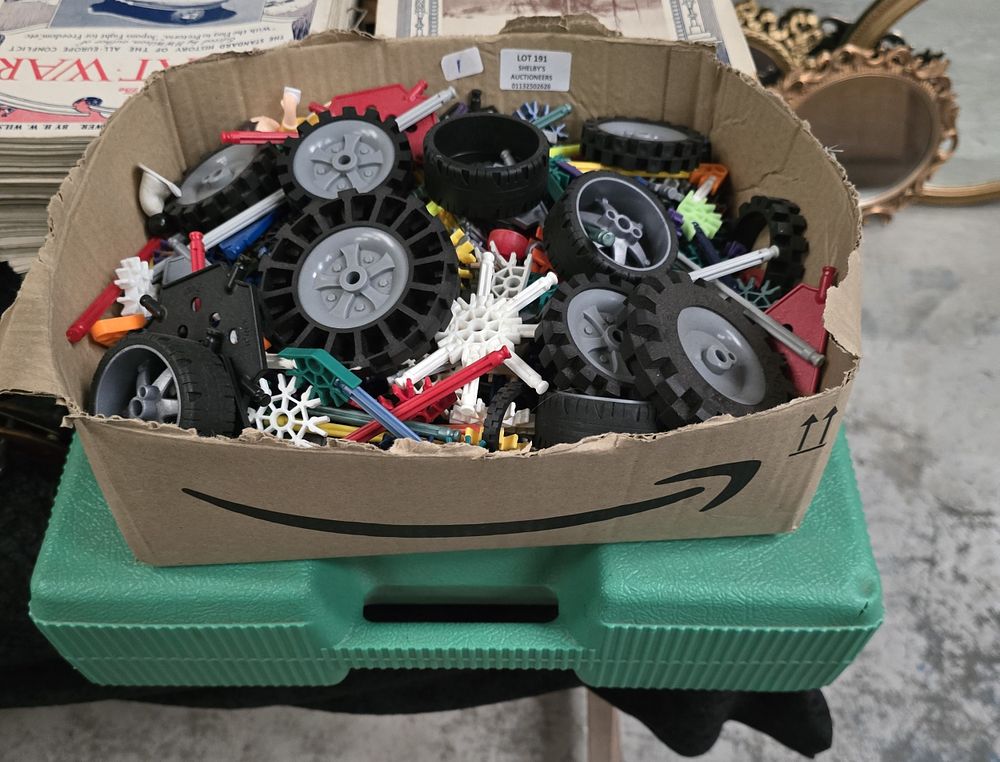 Lot 191: 1 X BOX OF KINEX WITH KINEX SET