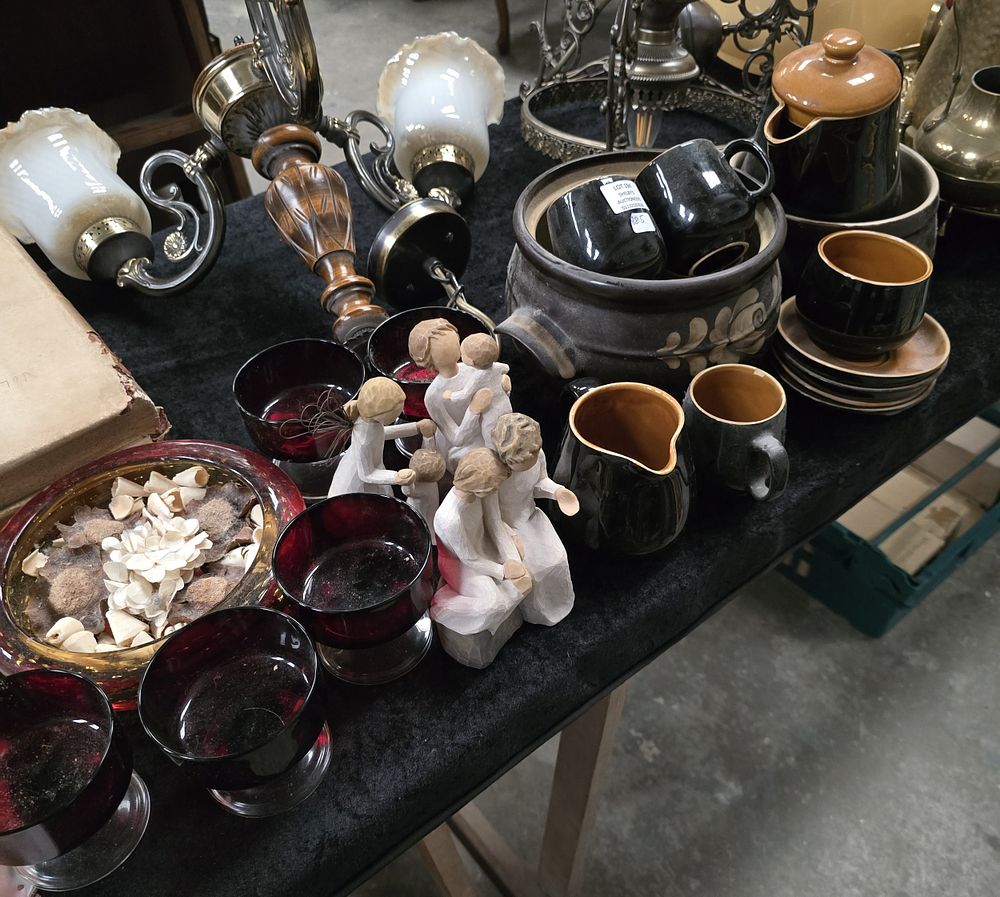 Lot 194: SELECTION OF POTTERY WARE ITEMS INCLUDING WILLOW TREE...
