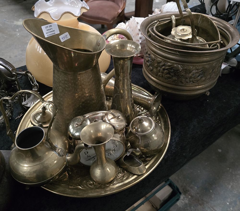 Lot 195: SELECTION OF BRASS WARE ITEMS