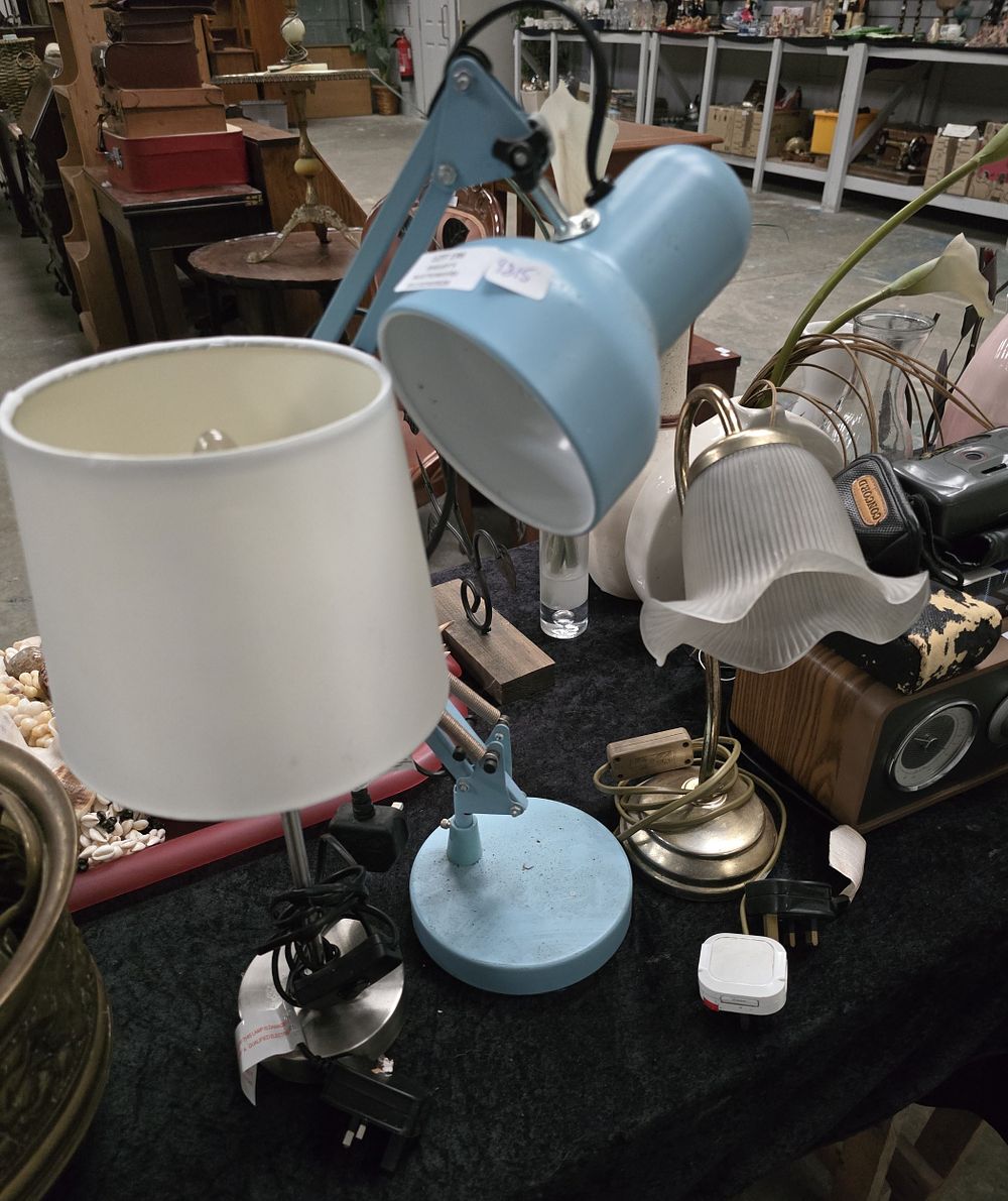 Lot 196: 3 X VARIOUS TABLE LAMPS