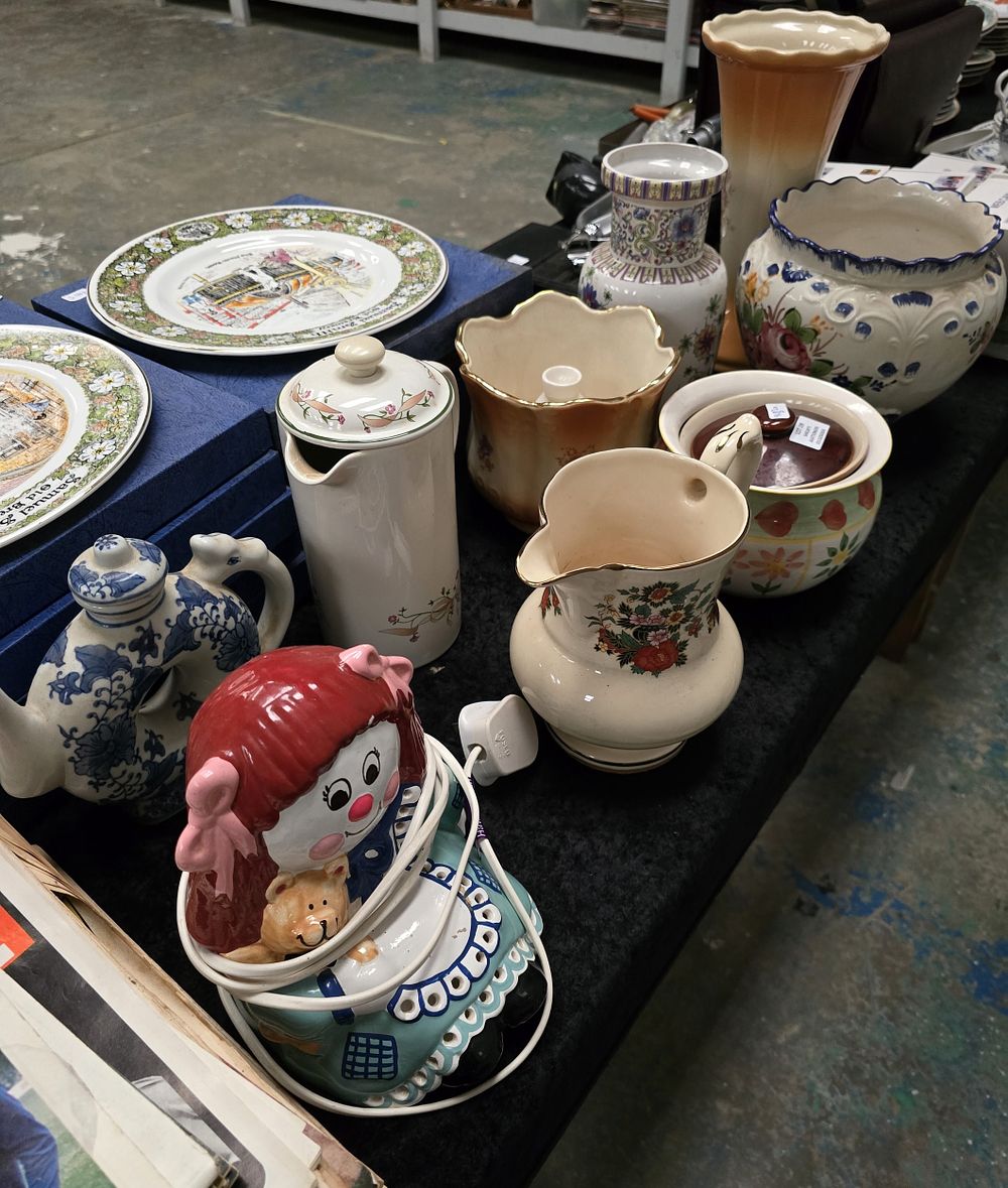 Lot 199: SELECTION POTTERY WARE ITEMS VASE PLANTER ETC