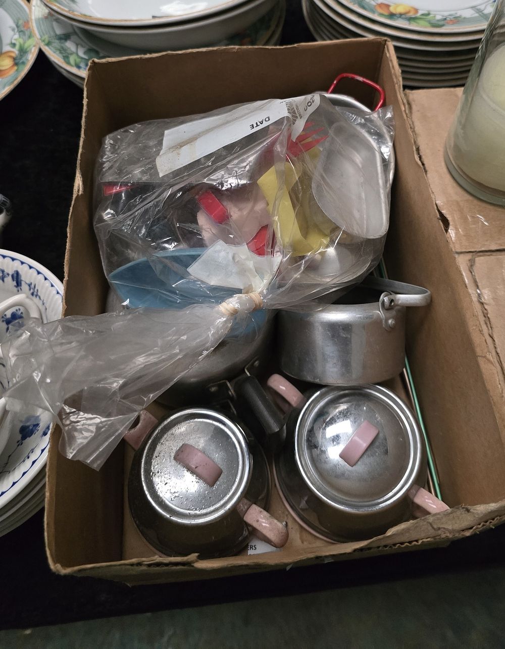 Lot 202: SELECTION OF CHILDRENS METAL KITCHEN PLAY ITEMS