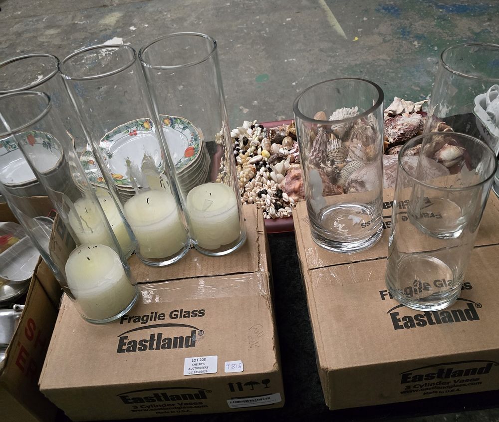 Lot 203: SELECTION OF VARIOUS LARGE VASE TABLE DECORATIONS