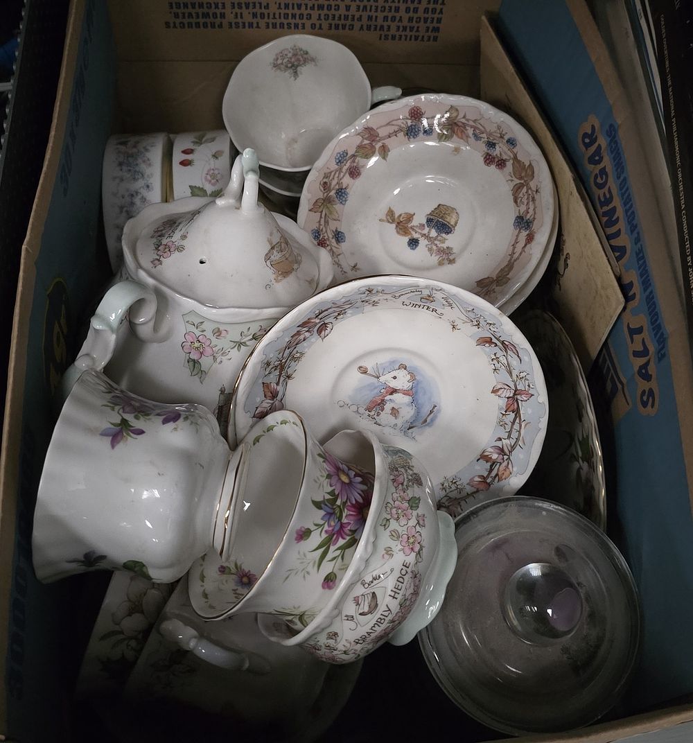 Lot 207: 1 X BOX CONTAINING ROYAL DOULTON AND ROYAL...