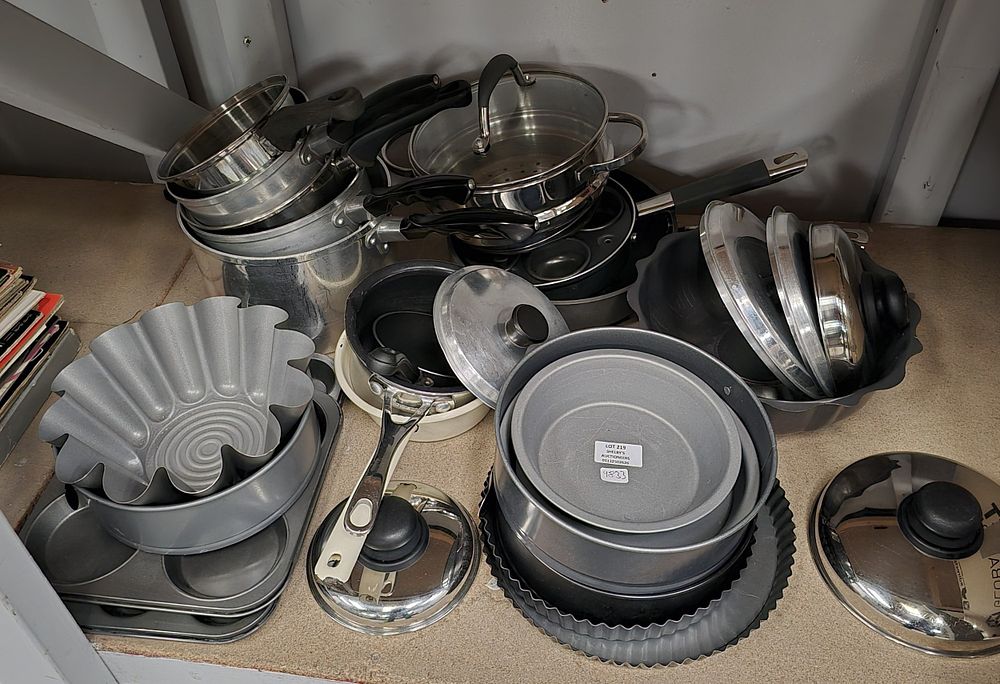 Lot 219: SELECTION OF METAL WARE KITCHEN ITEMS BAKING ITEMS...