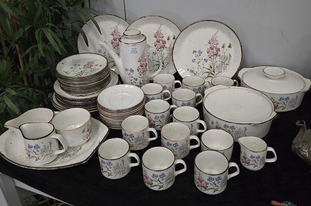 Lot 223: LARGE AMOOUNT OF J &G MEAKIN LIFE STYLE...