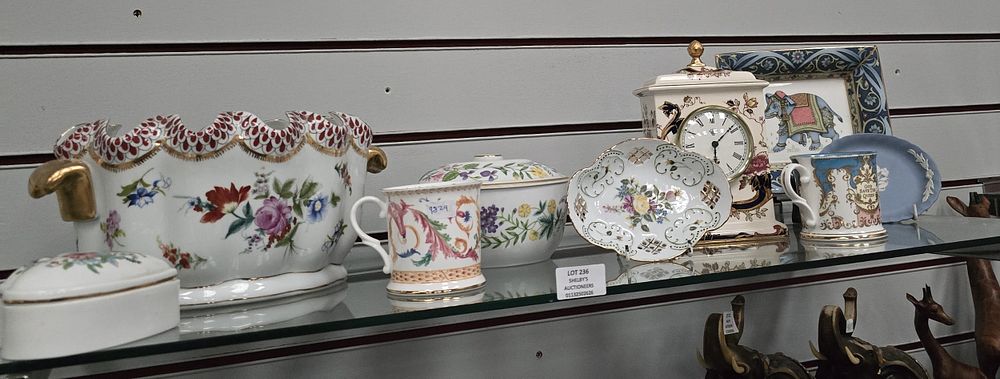 Lot 236: SELCTION OF VARIOUS MAKER POTTERY WARE WEDGWOOD MASONS...