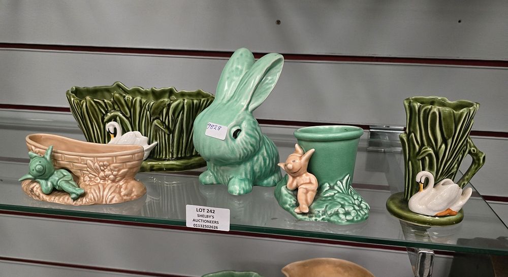 Lot 242: 5 X VARIOUS PIECES OF SYLVAC POTTERY WARE...