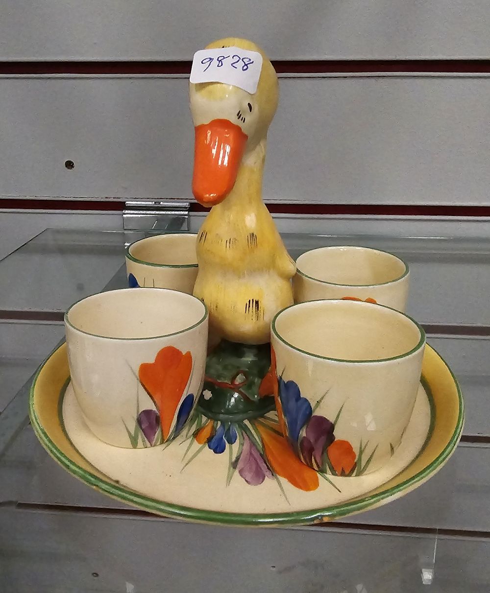 Lot 243: 1 X CLARICE CLIFF BIZARRE CROCUS PATTERN MR...