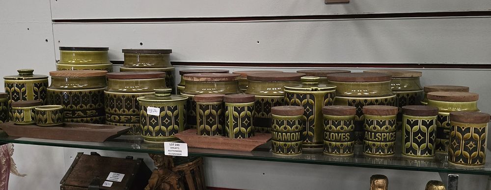 Lot 249: 25 VARIOUS PIECES OF HORNSEA POTTERY WARE ITEMS
