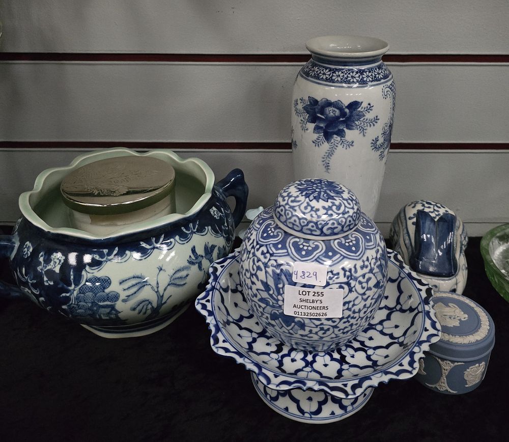 Lot 255: SELECTION OF VARIOUS MAKER BLUE AND WHITE WARE...