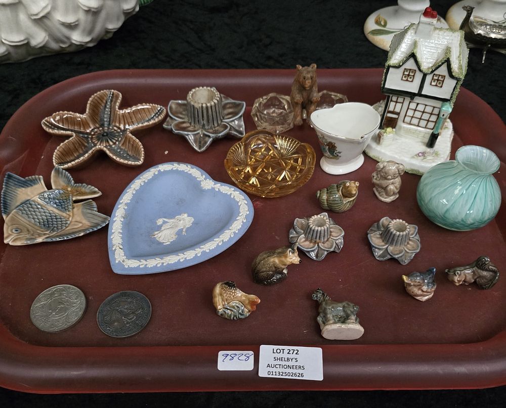 Lot 272: 1 X TRAY CONTAINING VARIOUS MAKER POTTERY WARE...