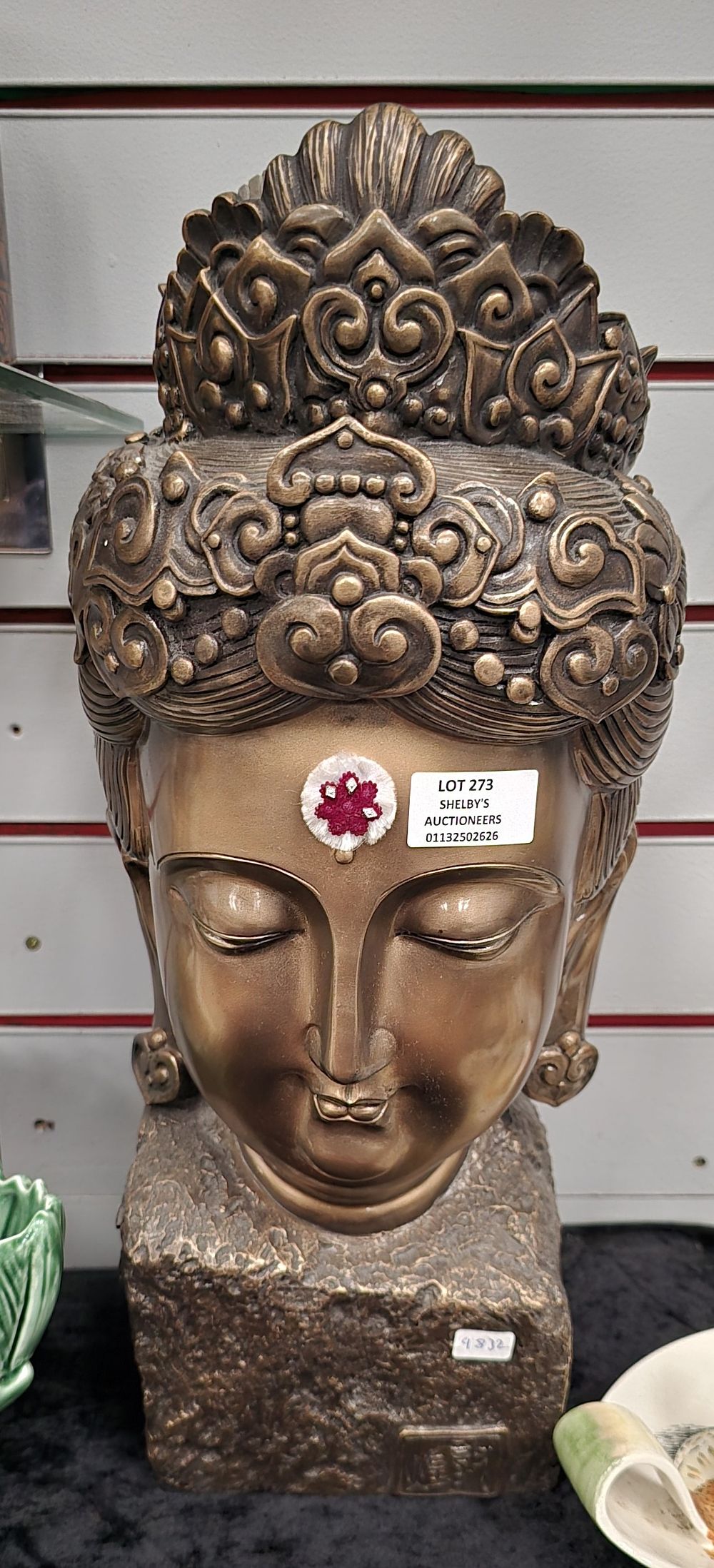 Lot 273: 1 X LARGE POTTERY LADY BUDDAH HEAD FIGURINE