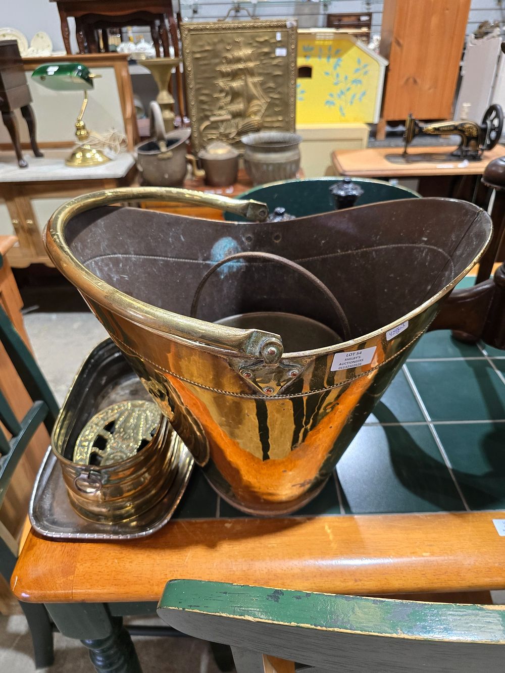 Lot 54: SELECTION OF BRASS AND COPPER WARE ITEMS