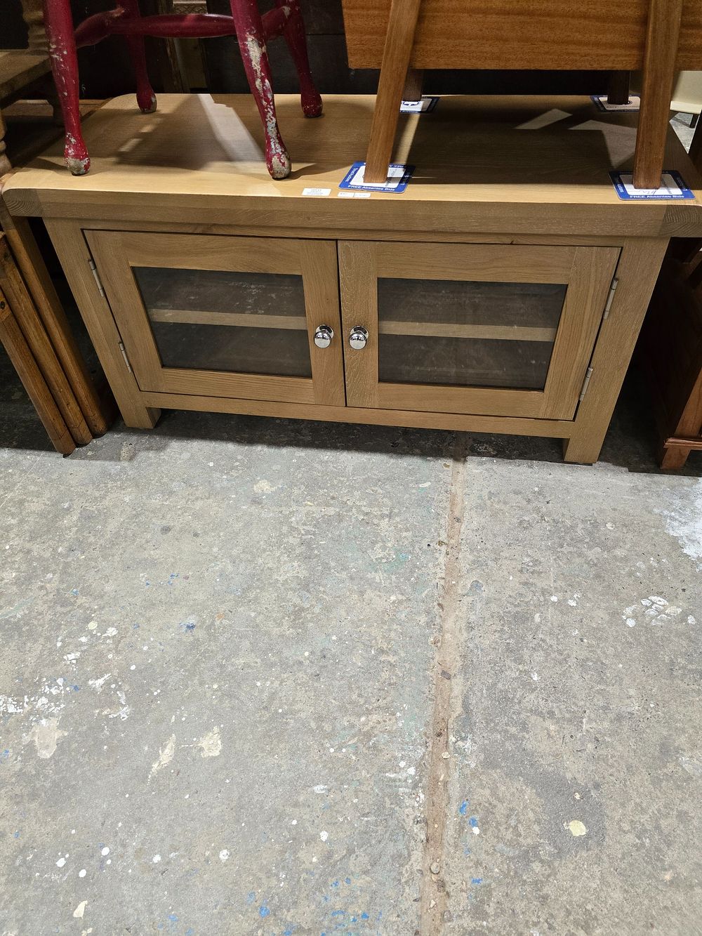 Lot 63: 1 X OAKLAND FURNITURE TELEVISION STAND