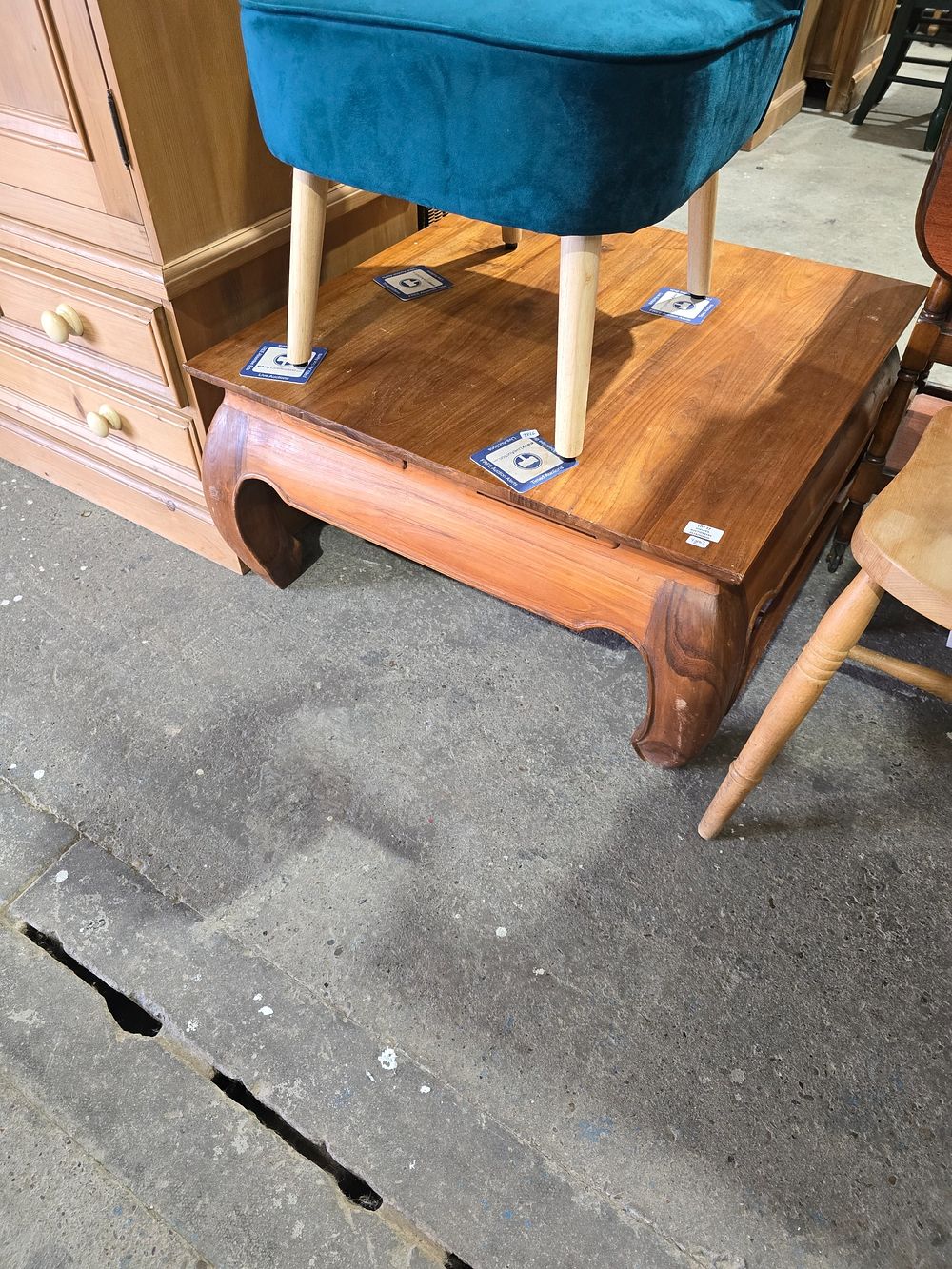 Lot 77: 1 X OAK ORIENTAL STYLE COFFEE TABLE