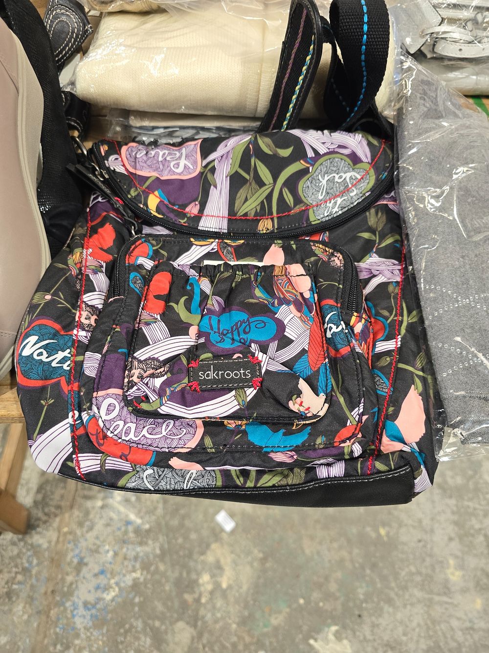 Lot 92: 1 X NEW WITH TAGS SAKROOTS BAG