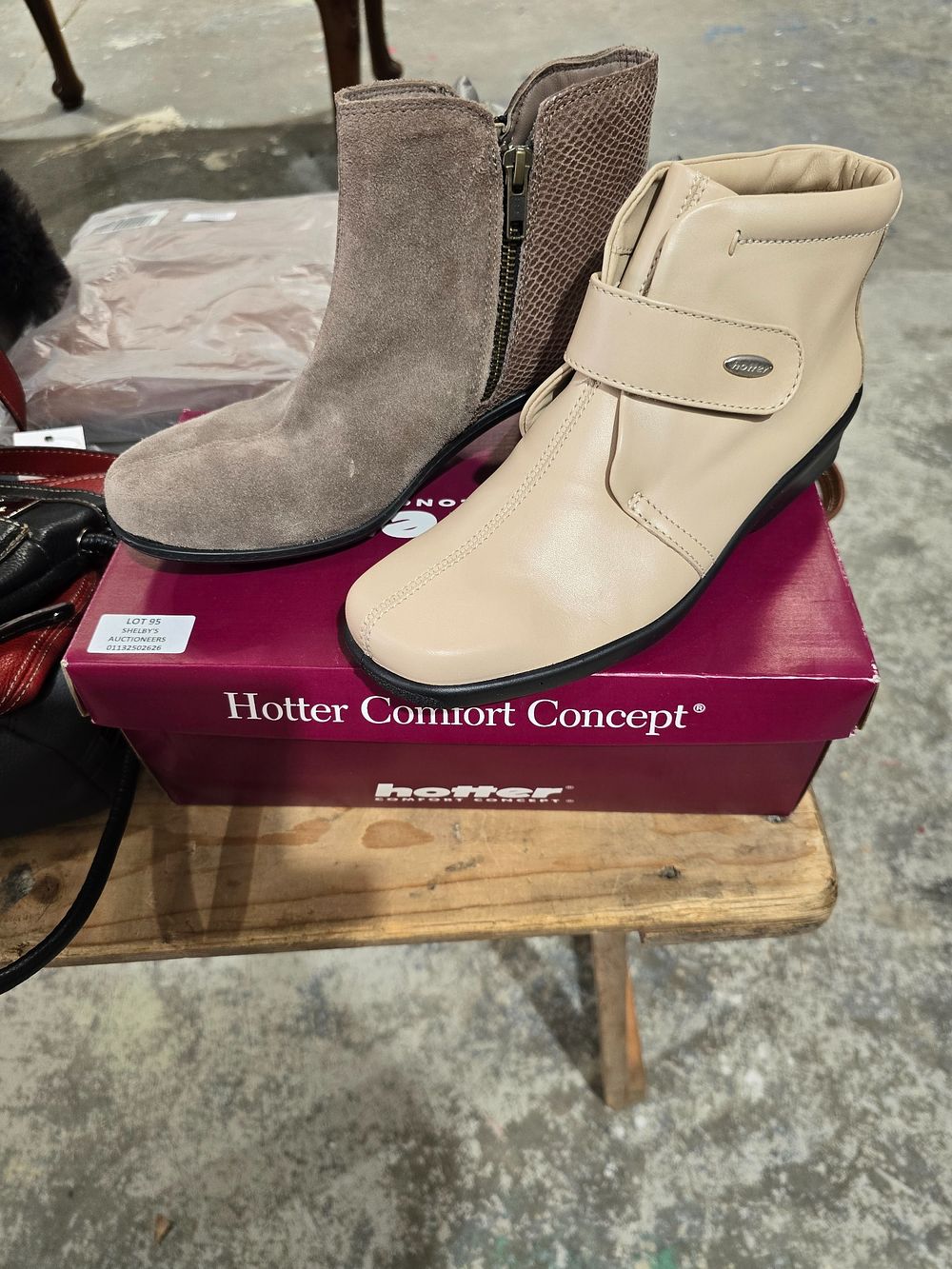 Lot 95: 1 X PAIR OF NEW HOTTER ABBEY BEIGE...