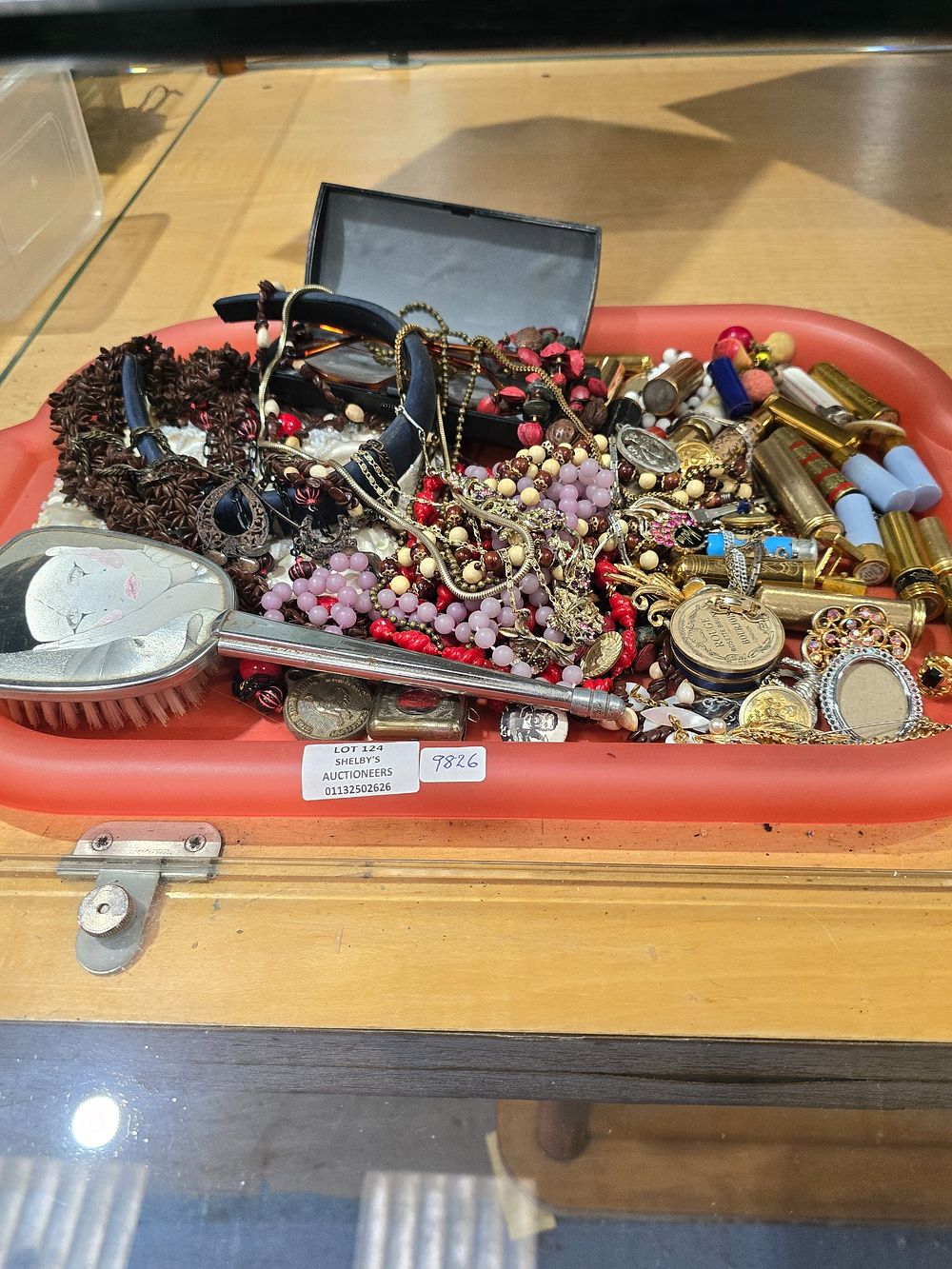 Lot 124: 1 X TRAY CONTAINING COSTUME JEWELLERY WARE WITH...