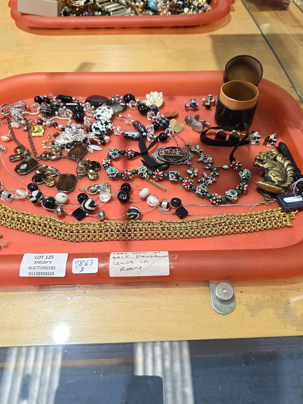 Lot 125: 1 X TRAY CONTAINING COSTUME JEWELLERY GENTS CUFF...