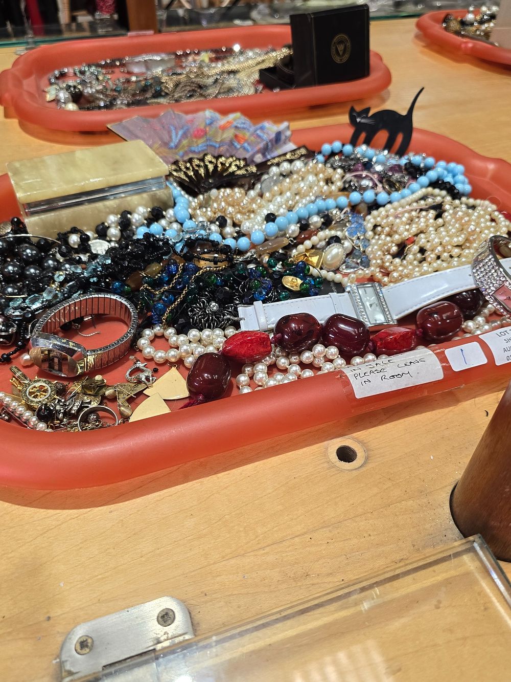 Lot 126: 1 X TRAY CONTAINING COSTUME JEWELLERY WATCHES ETC