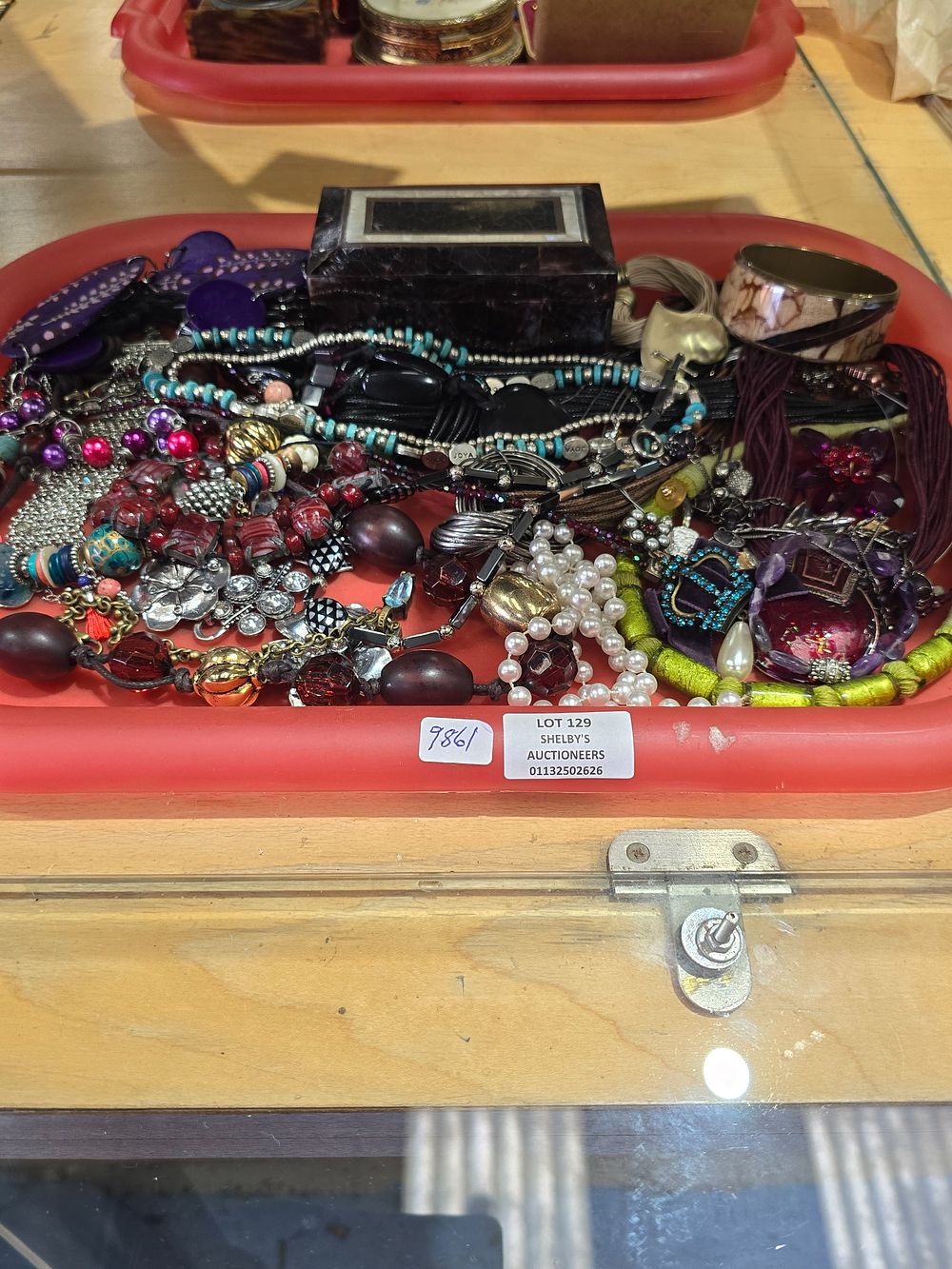 Lot 129: 1 X TRAY CONTAINING COSTUME JEWELLRY WITH SMALL...