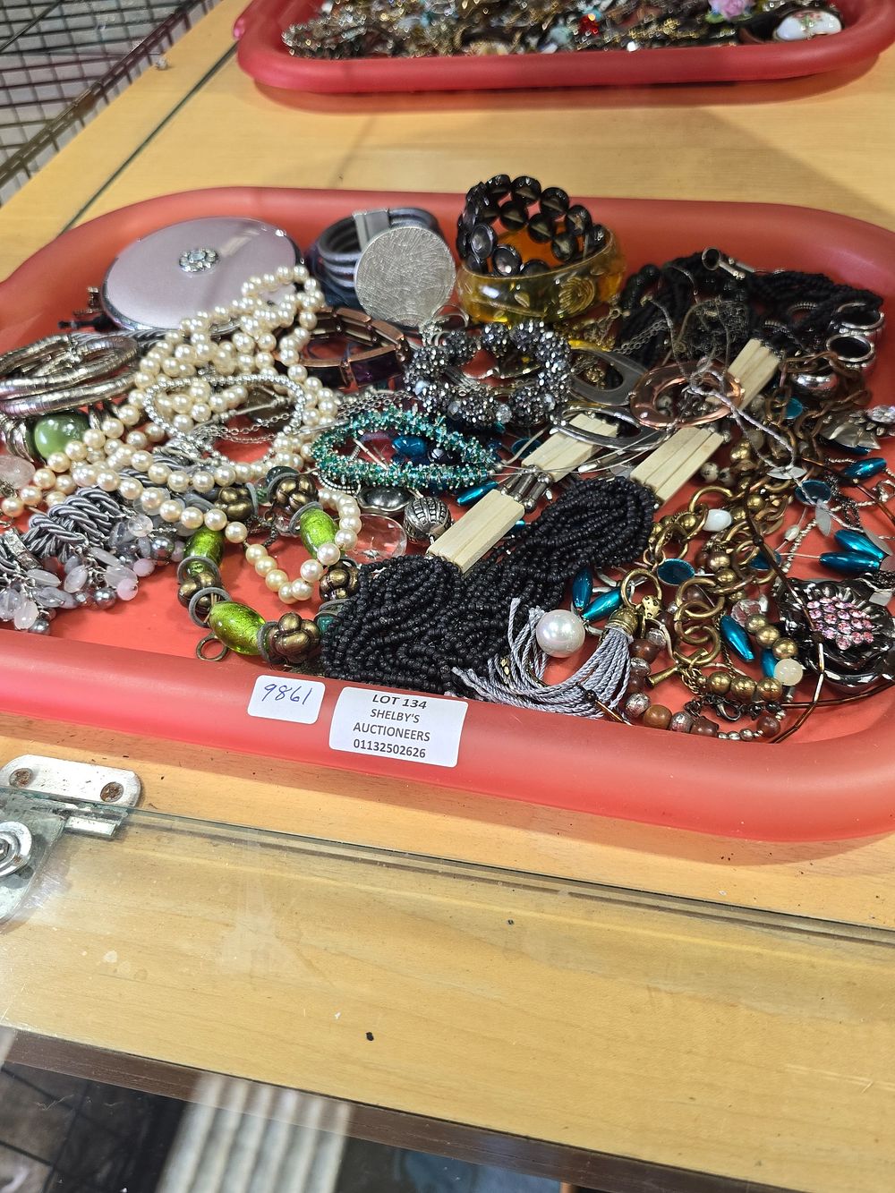 Lot 134: 1 X TRAY CONTAINING COSTUME JEWELLERY WARE ETC