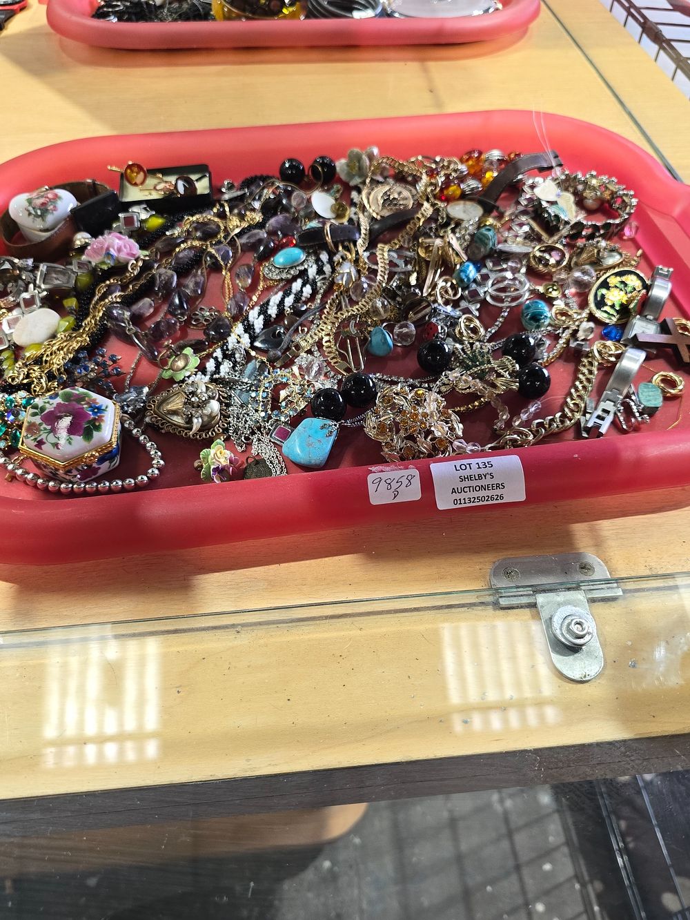 Lot 135: 1 X TRAY CONTAINING COSTUME JEWELLERY WARE ETC