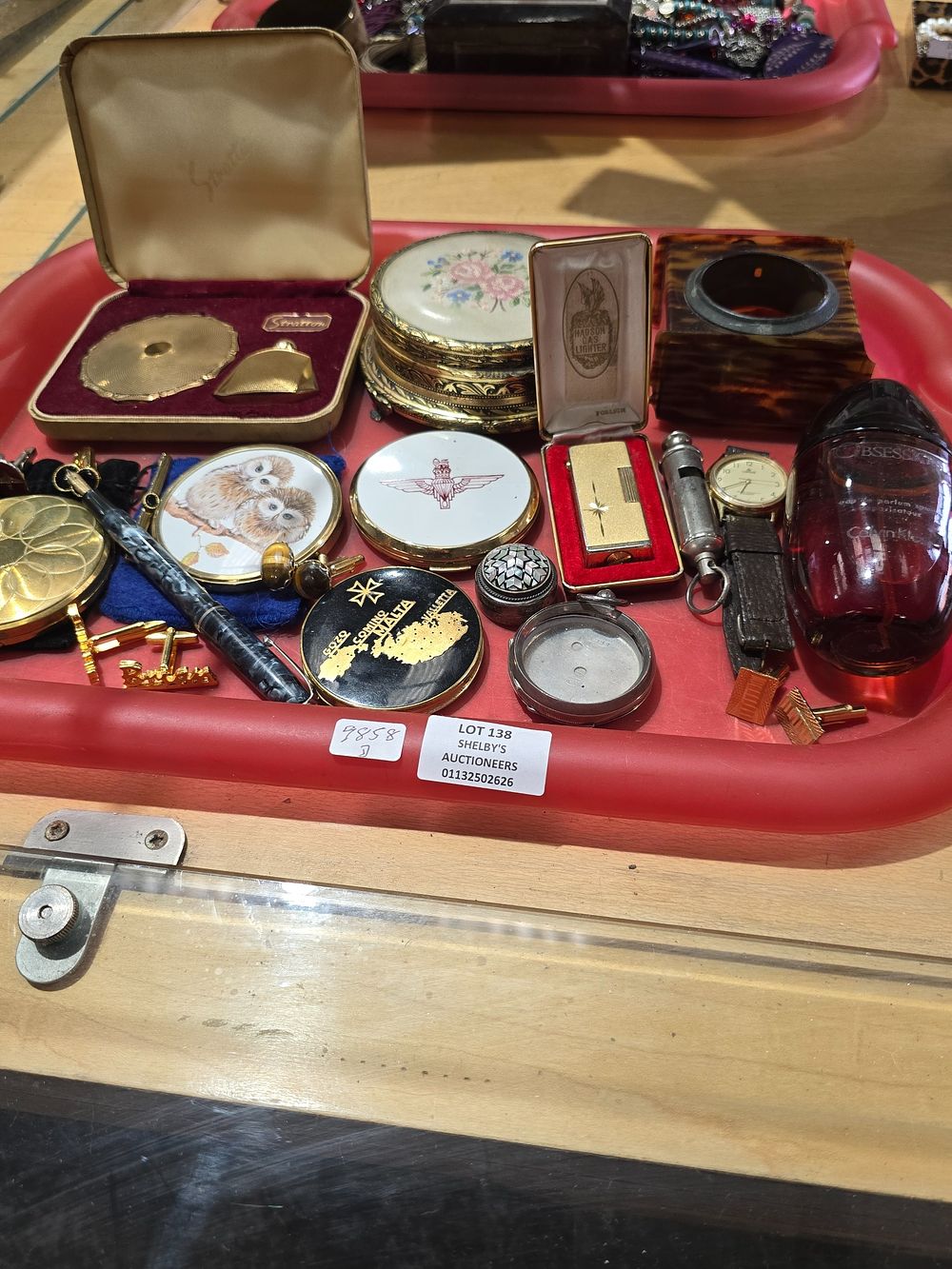 Lot 138: 1 X TRAY CONTAINING VARIOUS COMPACTS TRINKETS ETC