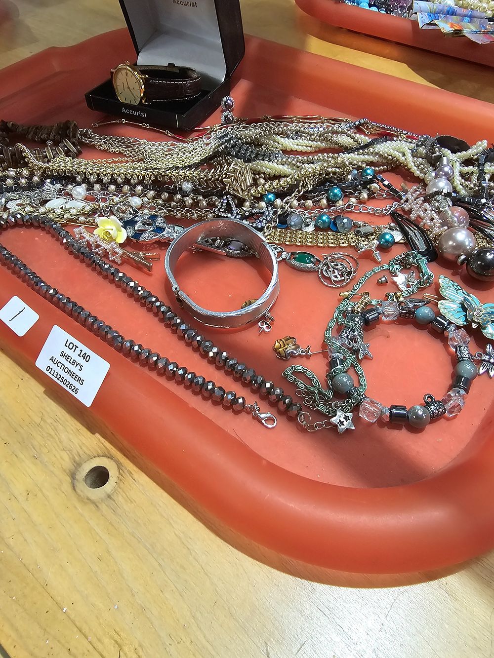 Lot 140: 1 X TRAY CONTAINING COSTUME JEWELLRY WARE ACCURIST...