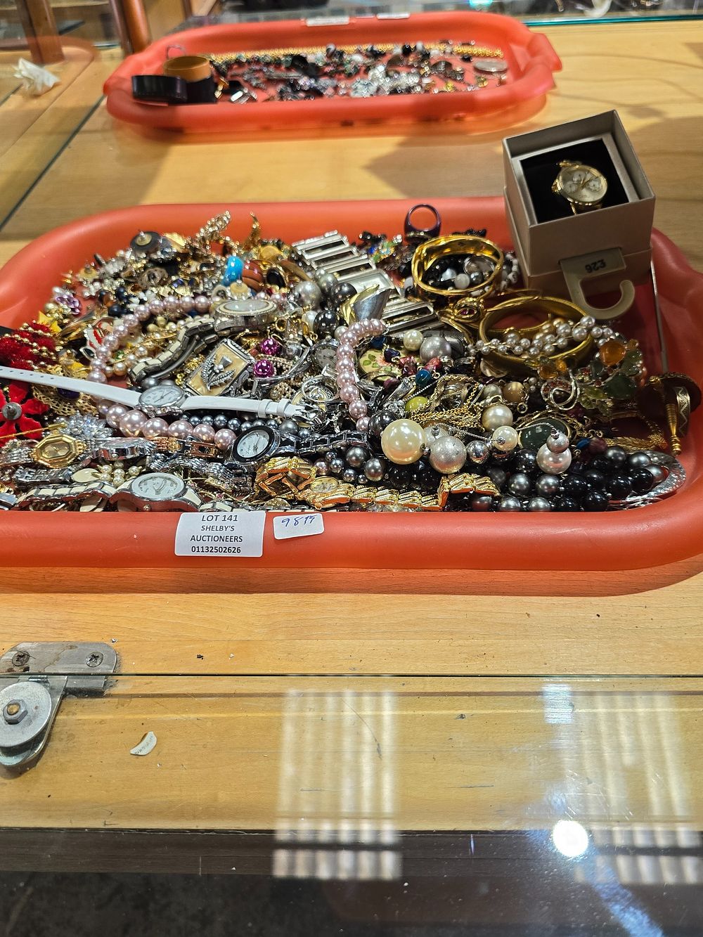 Lot 141: 1 X TRAY CONTAINING COSTUME JEWELLERY WARE AND...