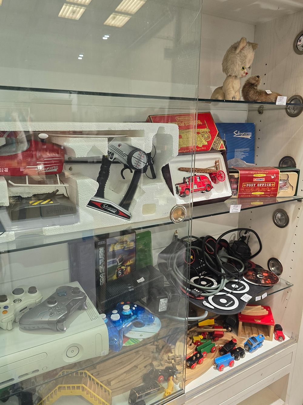 Lot 154: 1 X REMOTE CONTROL HELECOPTER WITH CORGI POST...