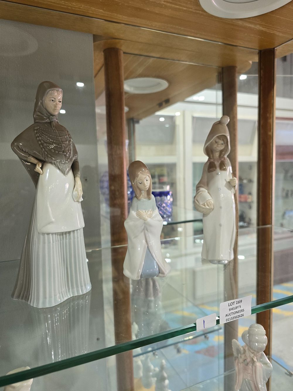 Lot 169: 3 X VARIOUS LLADRO FIGURINES
