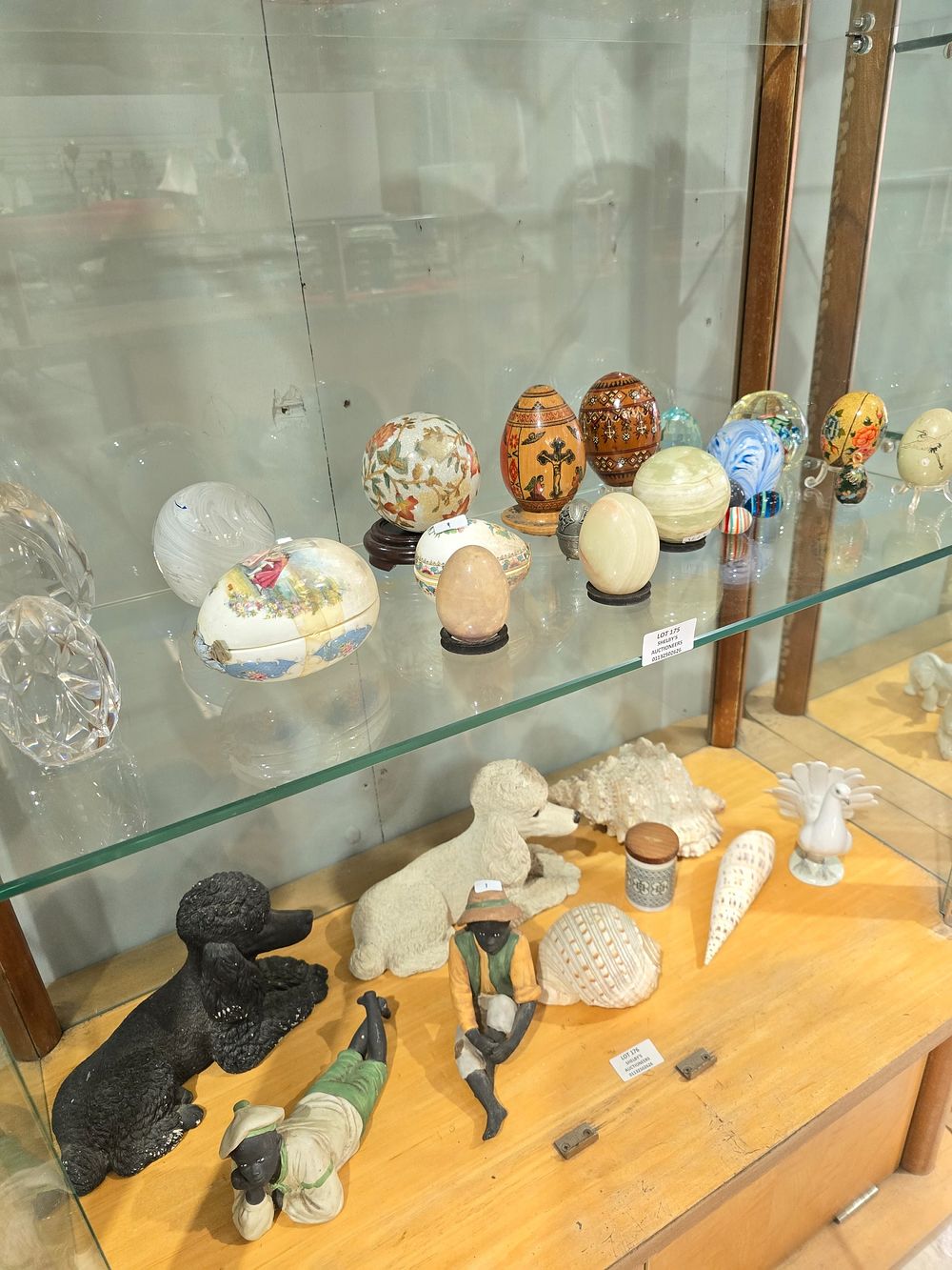 Lot 175: SELECTION OF VARIOUS GLASS ALABASTER AND WOODEN EGGS