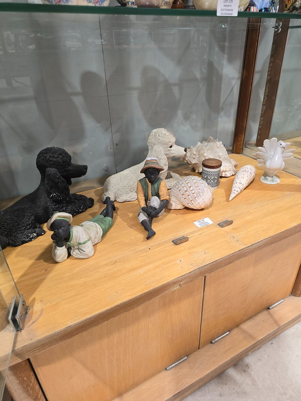 Lot 176: SELECTION OF POTTERY WARE WITH SHELLS ETC