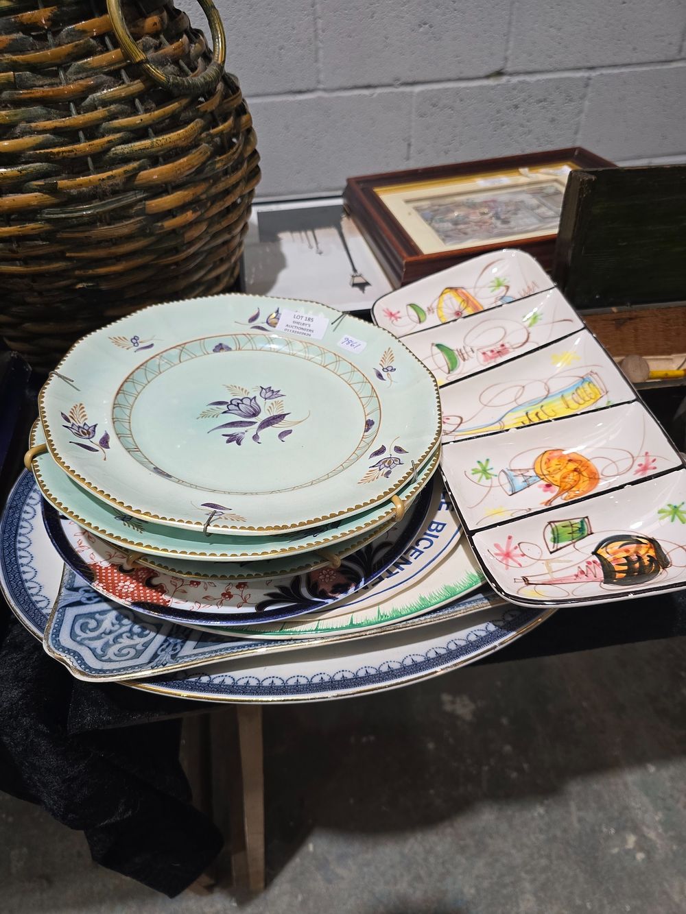 Lot 185: SELECTION OF POTTERY WARE ITEMS INCLUDING REGENT CALAX...