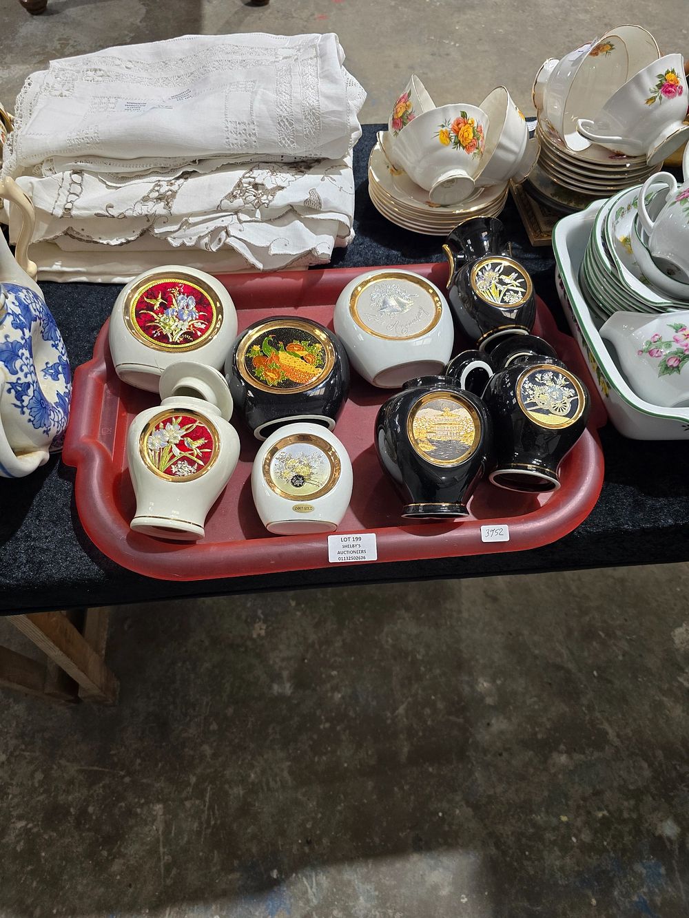 Lot 199: SELECTION OF VARIOUS CHOKIN POTTERY WARE ITEMS