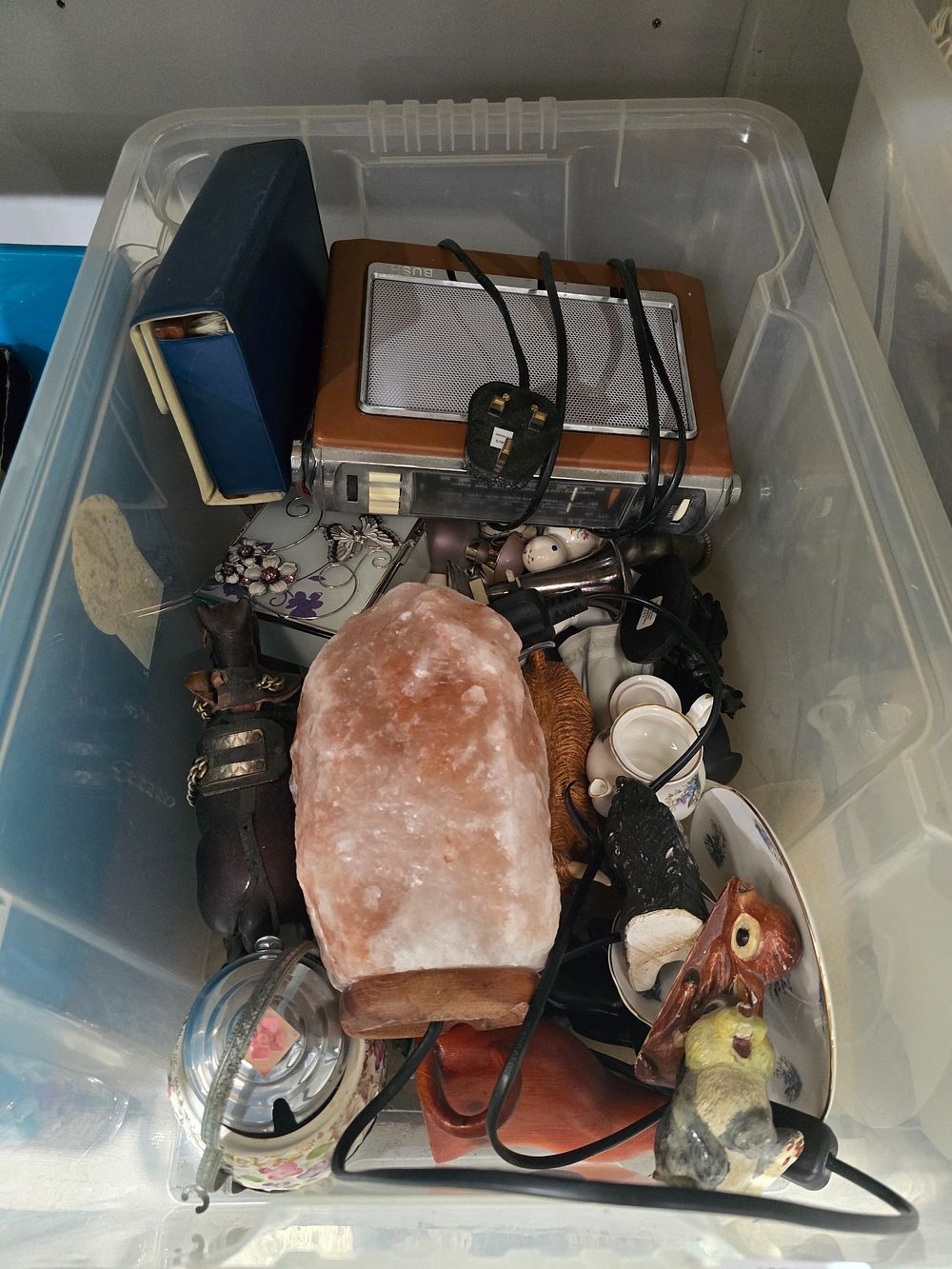 Lot 211: 1 X BOX CONTAINING POTTERY WARE HYMILAIN SALT...